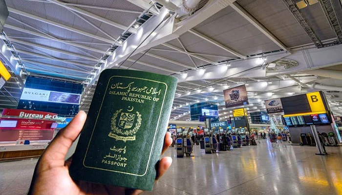 اوورسیز پاکستانیوں کے لیے پارلیمنٹ میں نشستیں مختص کی جا سکتی ہیں: احسن ...