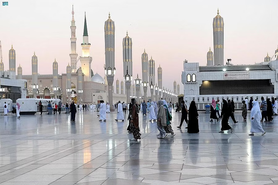 مسجد نبوی کے بیرونی صحن میں دو غیرمسلم خواتین کے داخلے کے متعلق وضاحت ...