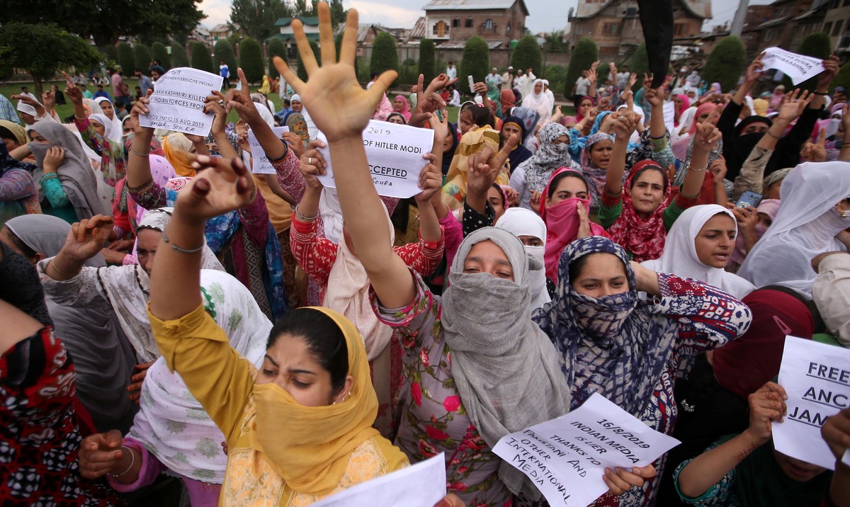 کشمیر کی آئینی حثیت تبدیل کرنے پر وہاں آج بھی احتجاج ہو رہے ہیں۔ فوٹو: رؤئٹرز