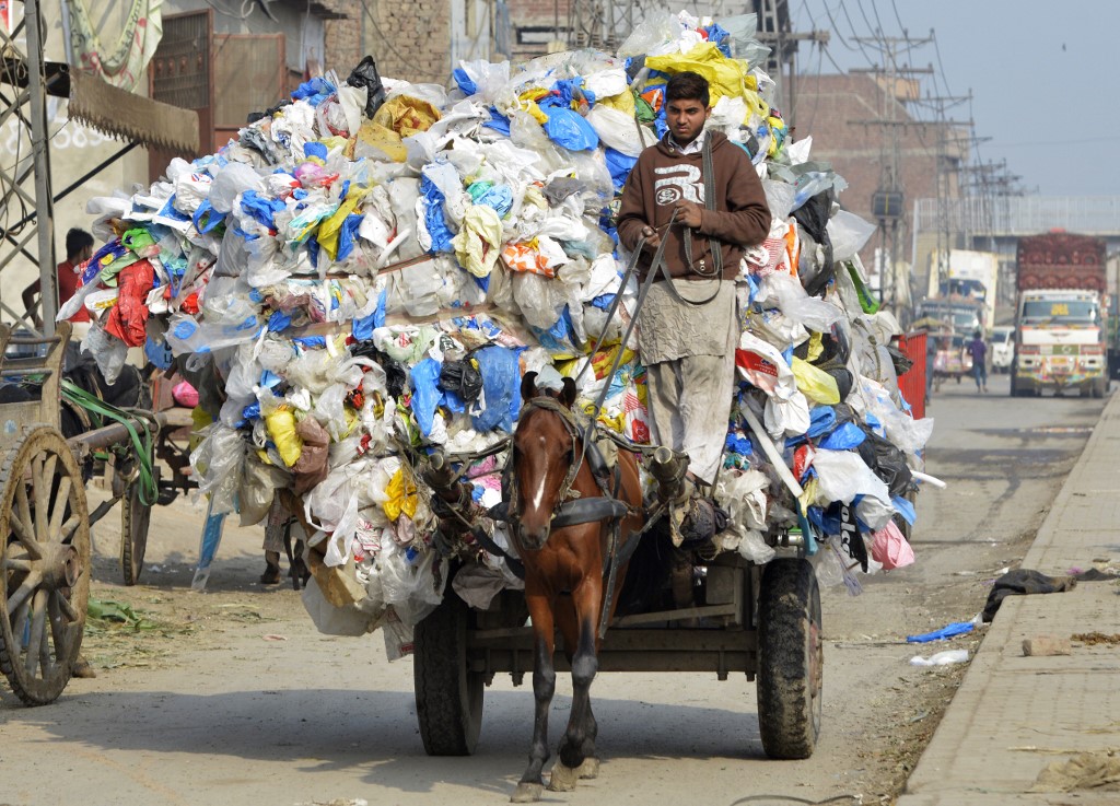 ڈبلیو ڈبلیو ایف کے مطابق پاکستان میں گھٹیا درجے کے پلاسٹک کا استعمال سنہ 1947 سے جاری ہے