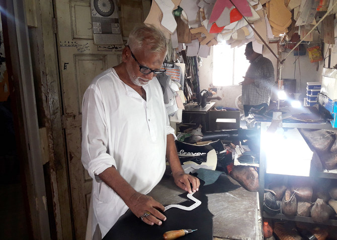 80 سالہ اعجاز حسین  خود صرف بوٹوں کی ڈیزائننگ کا کام کرتے ہیں