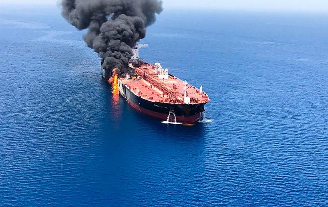 خلیج عمان پر آئل ٹینکروں پر حملے کے بعد ایران اور امریکہ کے درمیان کشیدگی بڑھی ہے۔
