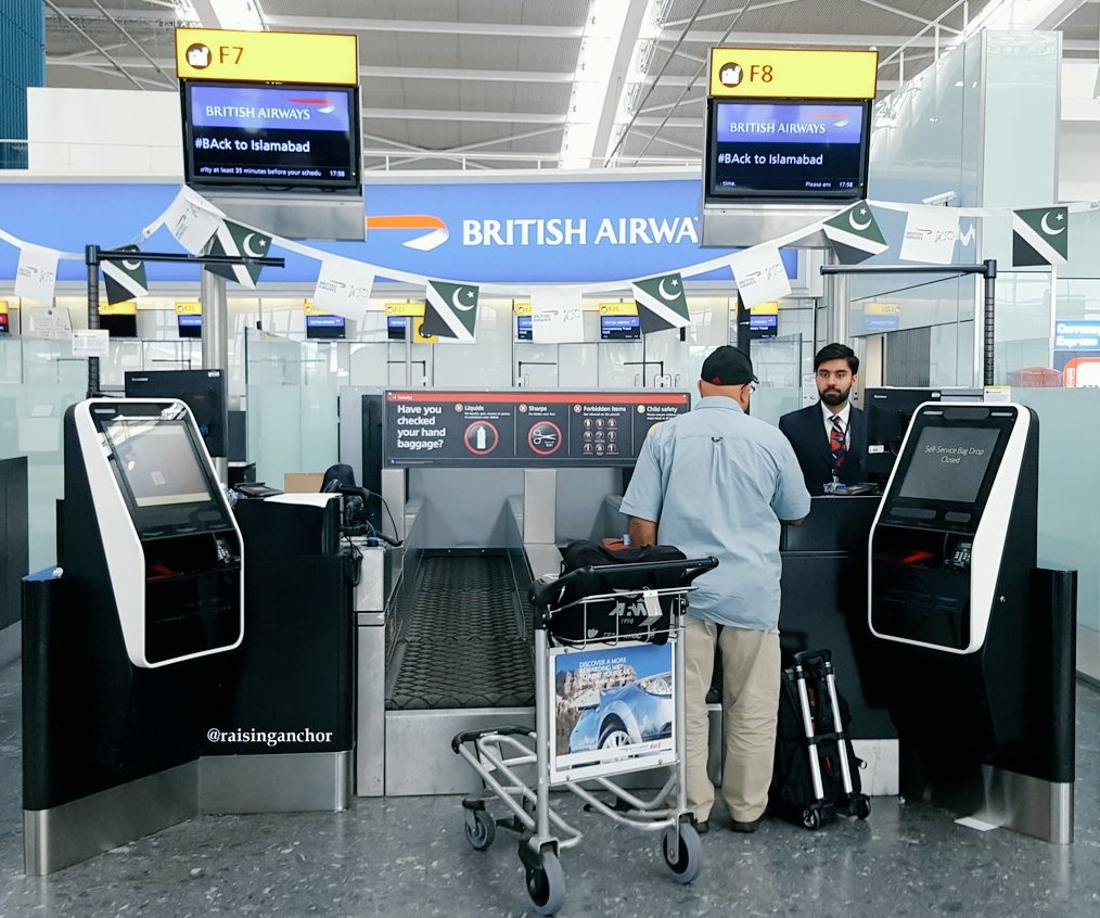 لندن کے ہیتھرو ایئرپورٹ پر مسافر چیک ان کر رہے ہیں