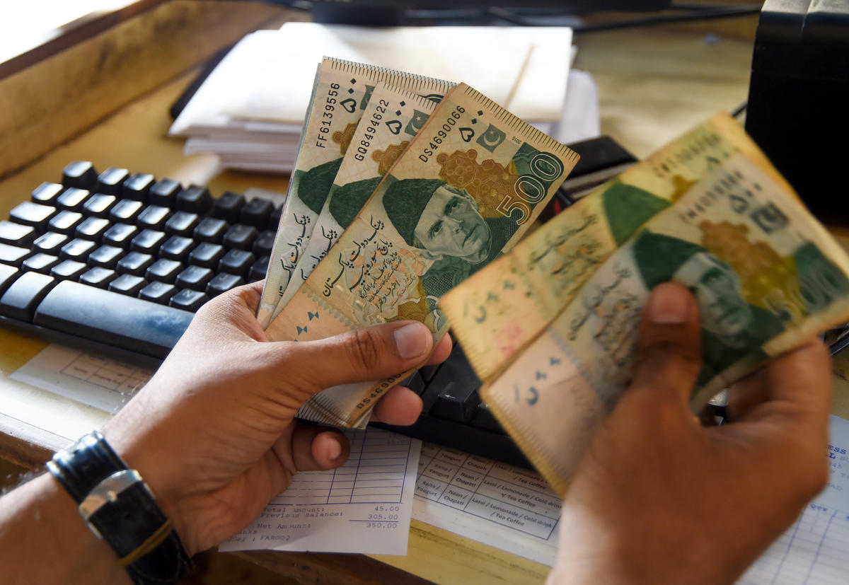 سعودی عرب میں مقیم پاکستانی ہر مہینے کی 30 تاریخ سے نئے مہینے کی 5 تاریخ تک بینکوں کا رخ کرتے ہیں