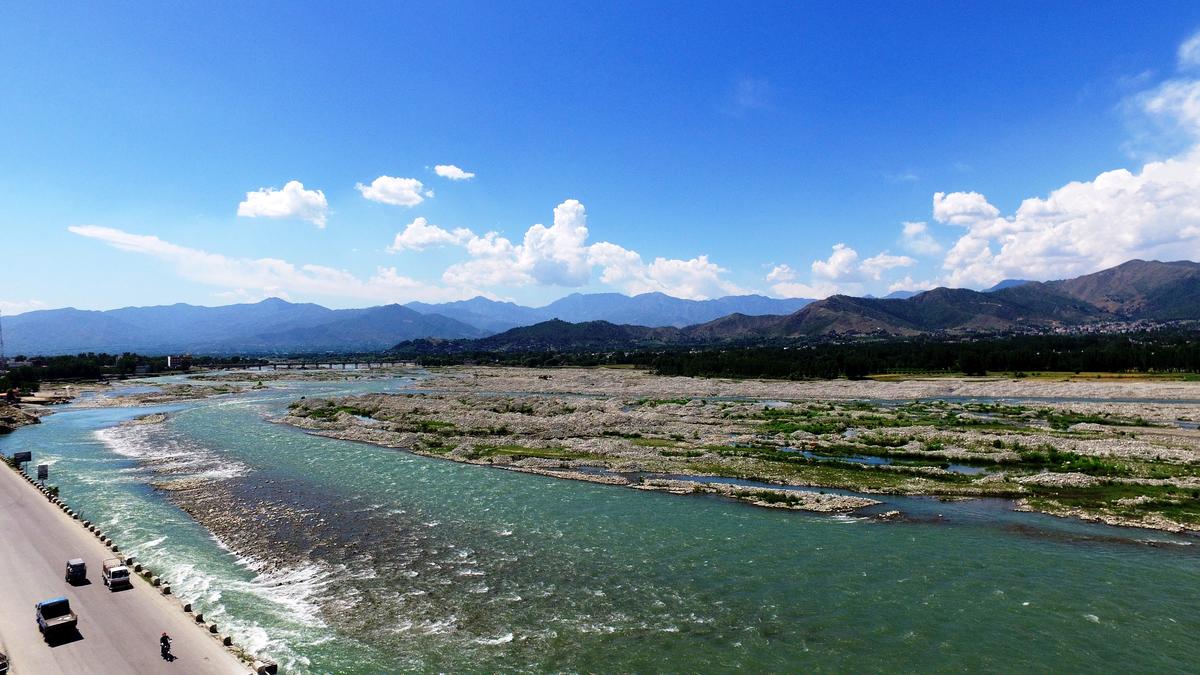 دریائے سوات کی مست لہریں سیاحوں کو اپنا گرویدہ بنا لیتی ہیں