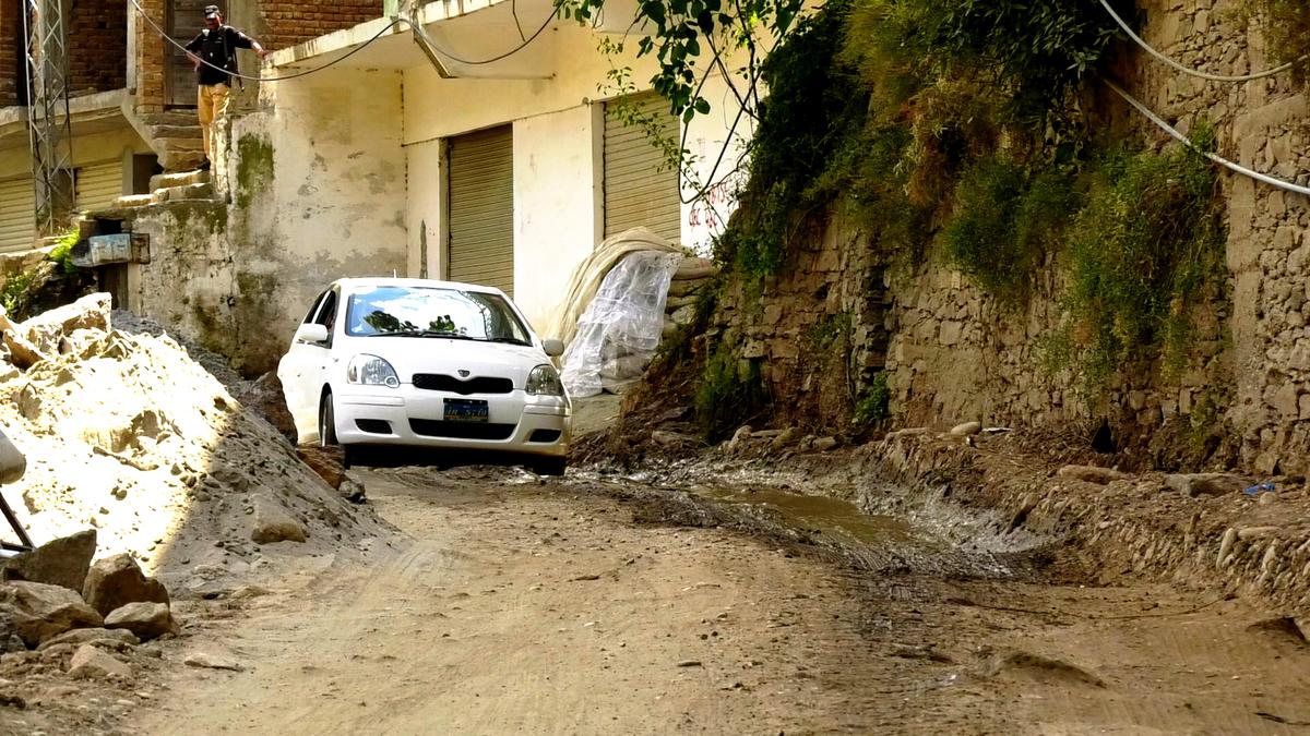 سڑکوں کی بدحالی کے باعث مینگورہ سے مالم جبہ تک کا سفر بہت دشوار ہے